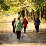Faites le plein de bien-être avec le Nordic Yoga, l'alliance de la marche et du yoga !