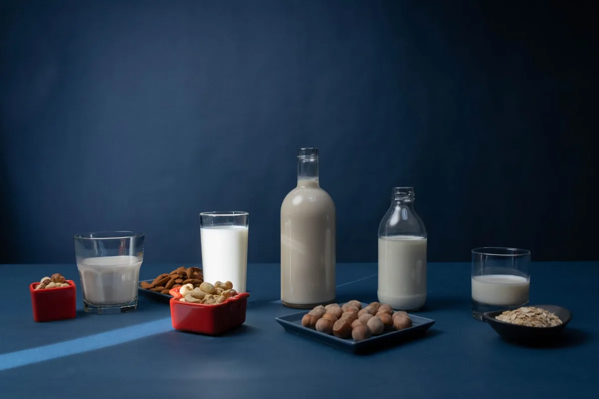 Verschiedene pflanzliche Milchalternativen in Gläsern