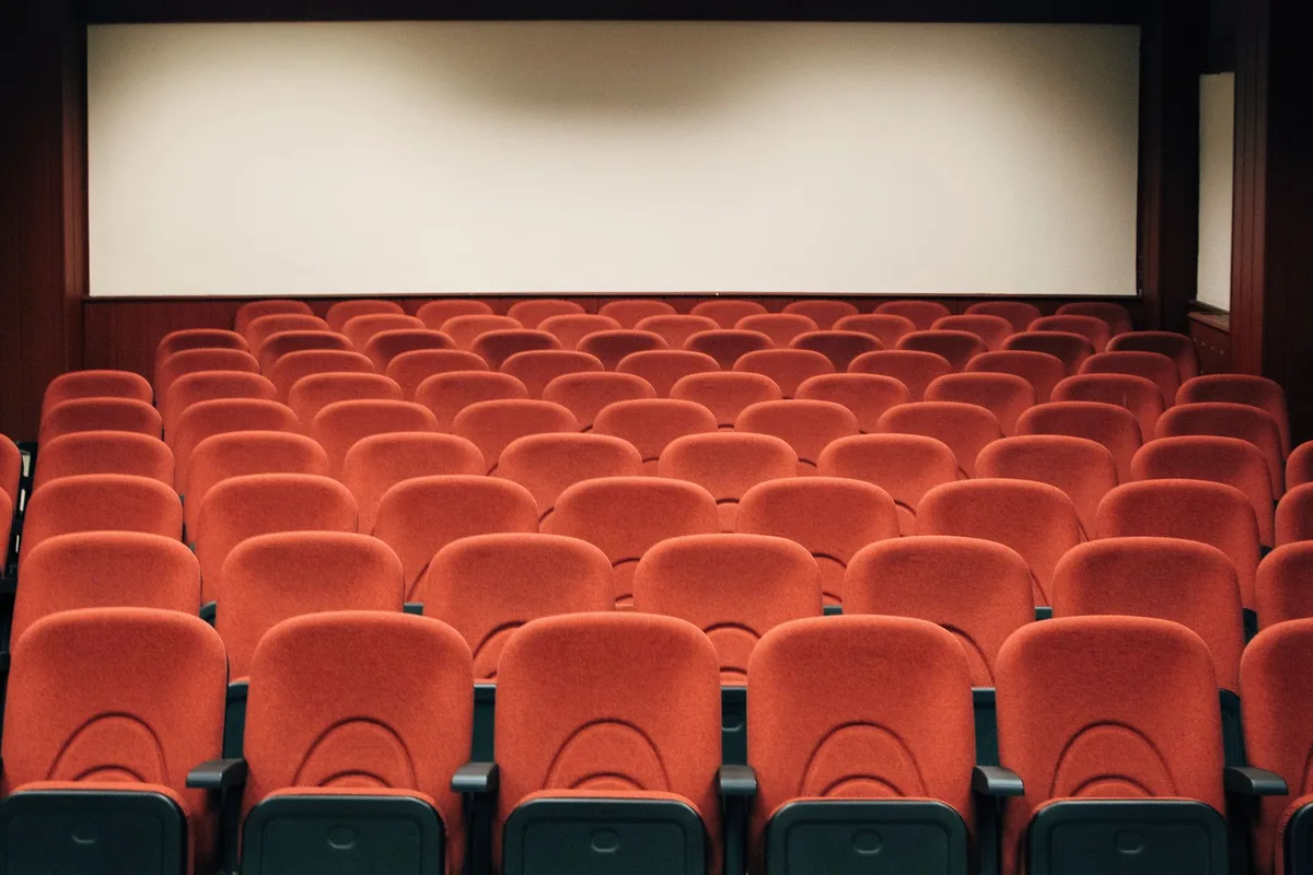 Sprecher auf der CinemaCon-Bühne präsentiert vor Branchenfachleuten