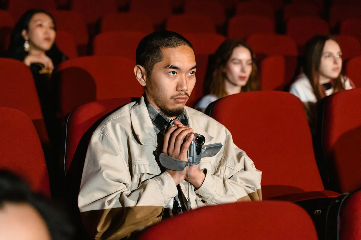 Eine Bühnenszene bei einer Filmgala mit Publikum, das kulturelle Veranstaltungen und Künstlerförderung darstellt.