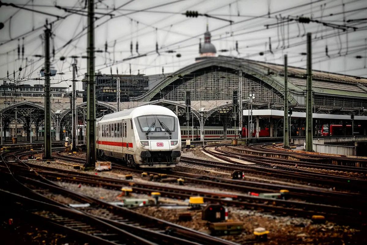 Personenzug mit Brand- und Rauchschäden