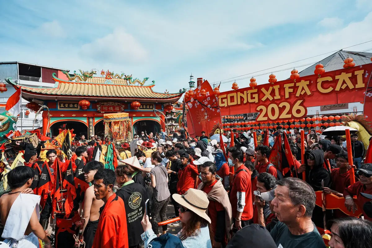 Crowd and cameras at a film festival premiere